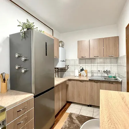 Cozy Midtown Flat W/ Free Parking *
