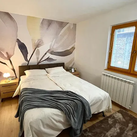 Cozy Midtown Flat W/ Free Parking *
